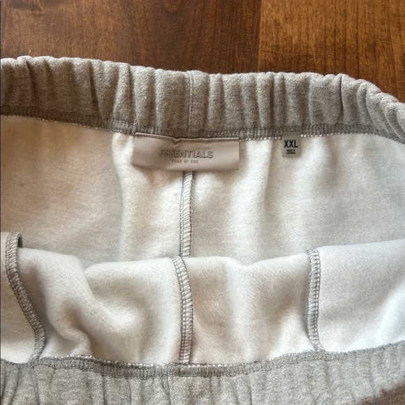 Fear of God ESSENTIALS Men's Sweatshorts Dark Oatmeal - Picture 2 of 3